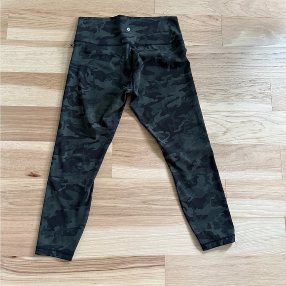 Lululemon Wunder Under Crop leggings in a camouflage pattern size 12 - Picture 3 of 10